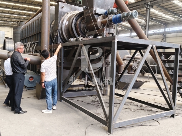 客戶實(shí)地考察,深入了解炭化爐生產(chǎn)工藝