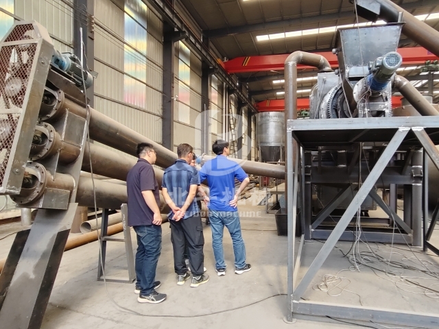 5月酷熱中客戶來(lái)考察生物質(zhì)炭化爐