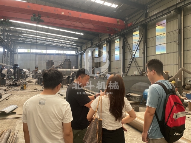 北斗機(jī)械實(shí)力引客！客戶實(shí)地考察炭化爐